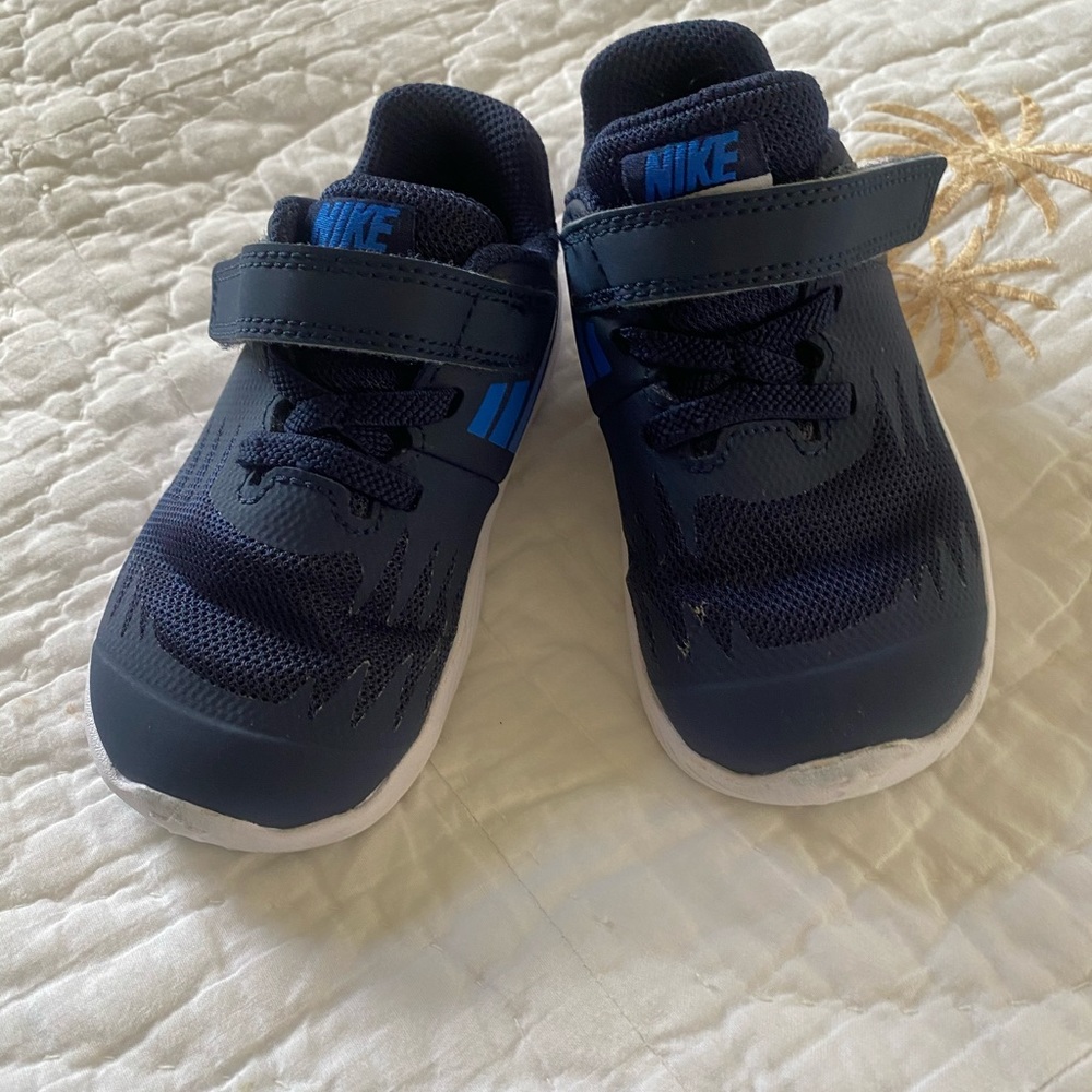 Toddler like new nike sneakers